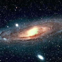 La distribución de las galaxias es casi homogénea