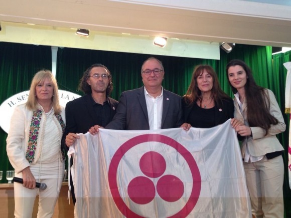 Enric Corbera recibe la Bandera de Embajador de la Paz, en Buenos Aires, Argentina