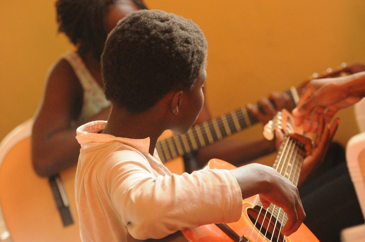 niño guitarra