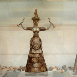 La «diosa de las serpientes» minoica: el culto ancestral a la Gran Madre