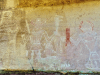 los Tres Reyes en el Sendero del mismo nombre. En esta foto pueden observarse no solo los elementos rituales de sacerdotes o chamanes, sino también el deterioro del color, que parece volver incompleto el diseño. La semejanza de las marcas de los petroglifos subyacentes sitúan estas representaciones en la época Clásica Fremont. Vernal, Utah