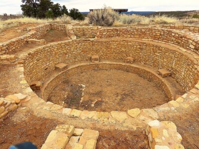 Kiva de Escalante Pueblo, construida por los Pueblos Ancestrales hacia 1120, según dataciones dendrocronológicas. El asentamiento se sitúa cerca del Canyons of the Ancients Visitor Center & Museum, en el condado de Dolores, Colorado. Foto del autor.